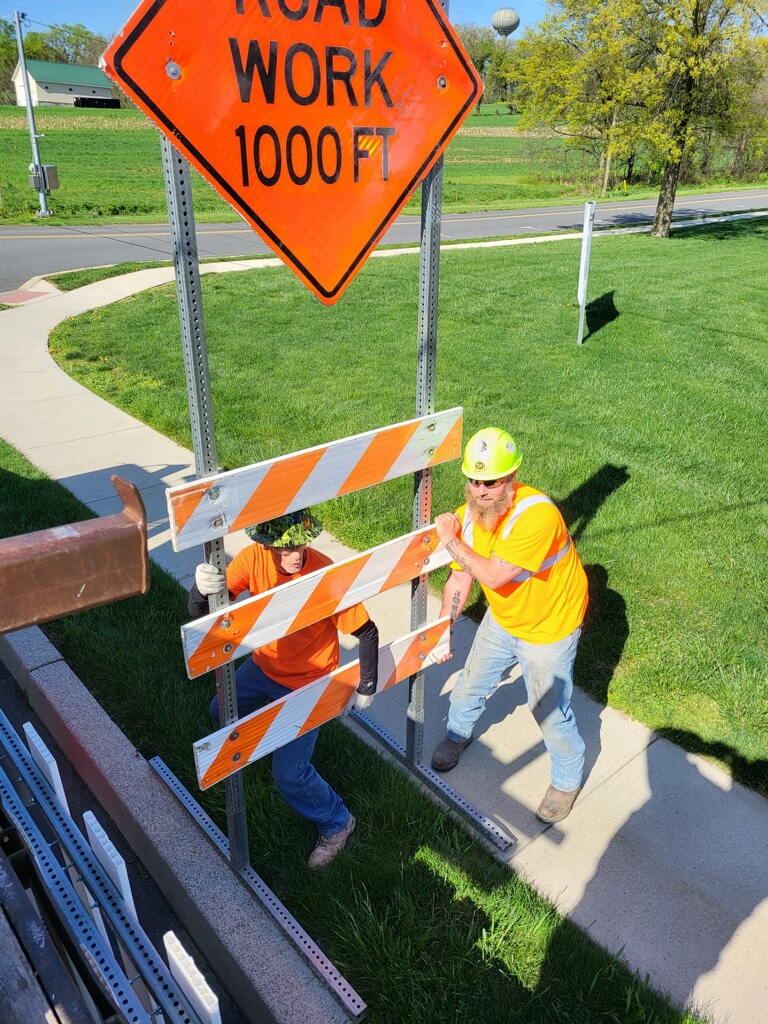 57573
